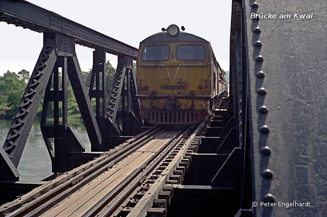 Ein Zug führ über die Brücke des River Kwai